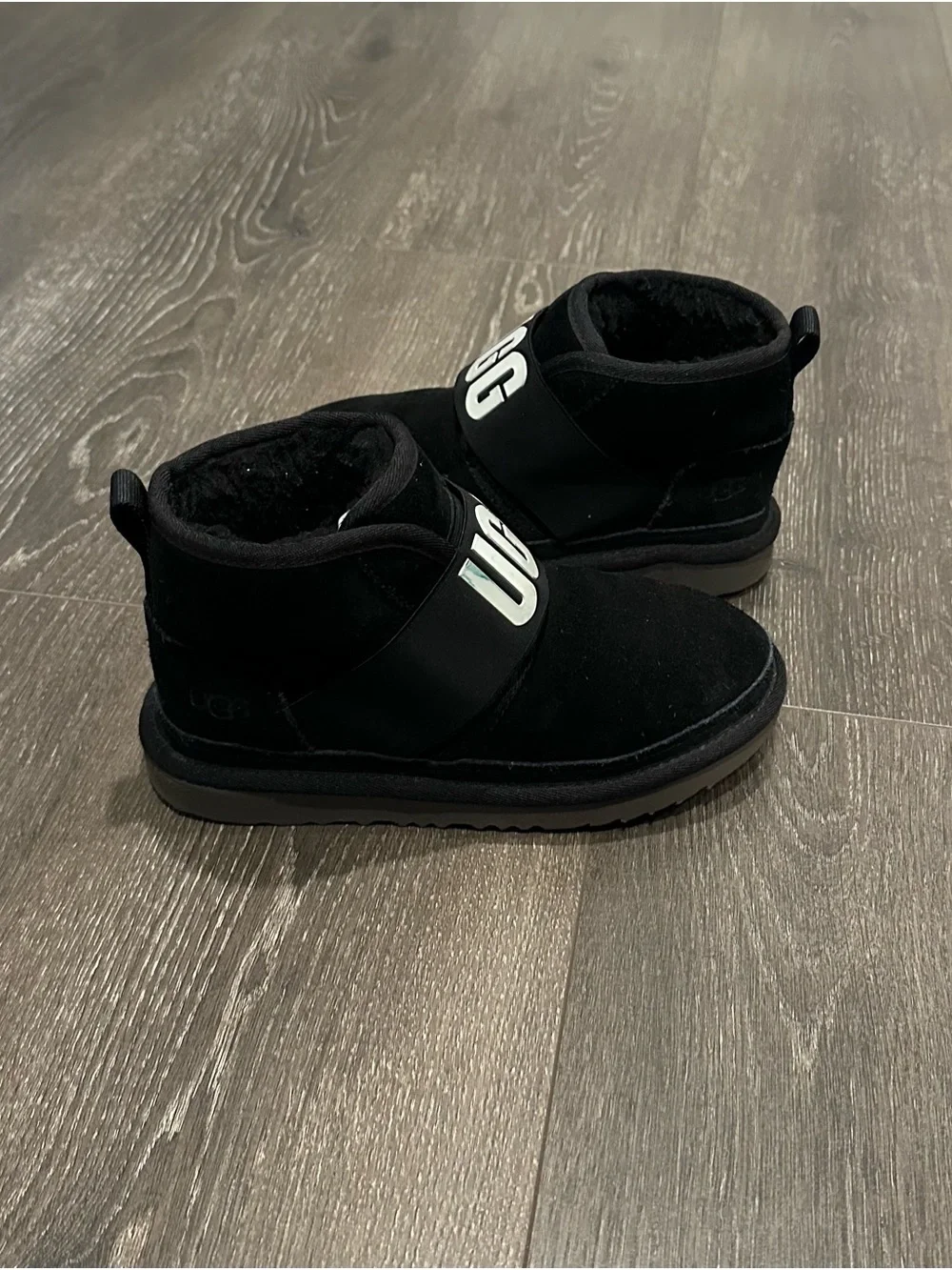 UGG Black Label Interior Size Tag Detail kids size 2